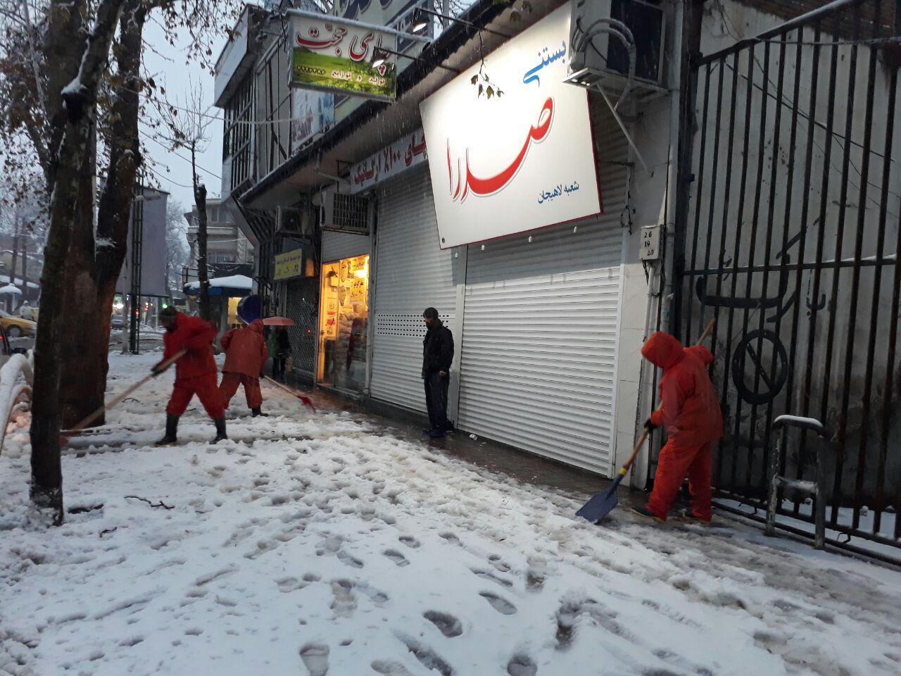 عملیات پاکسازی معابر و پیاده روها توسط شهرداری لاهیجان 
